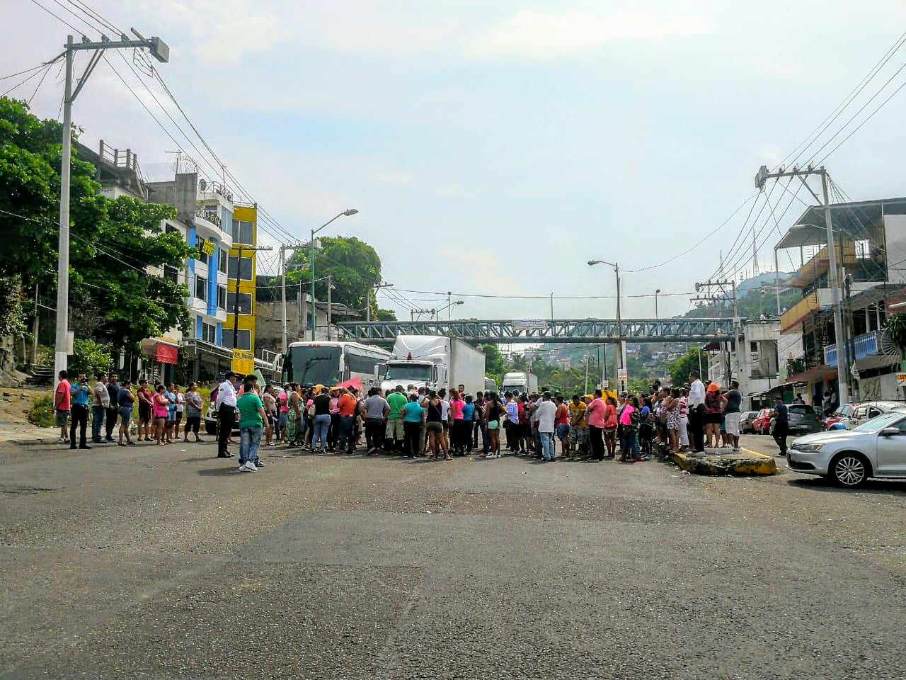 Bloquean padres de familia avenida Cuahutémoc en Acapulco - Réplica