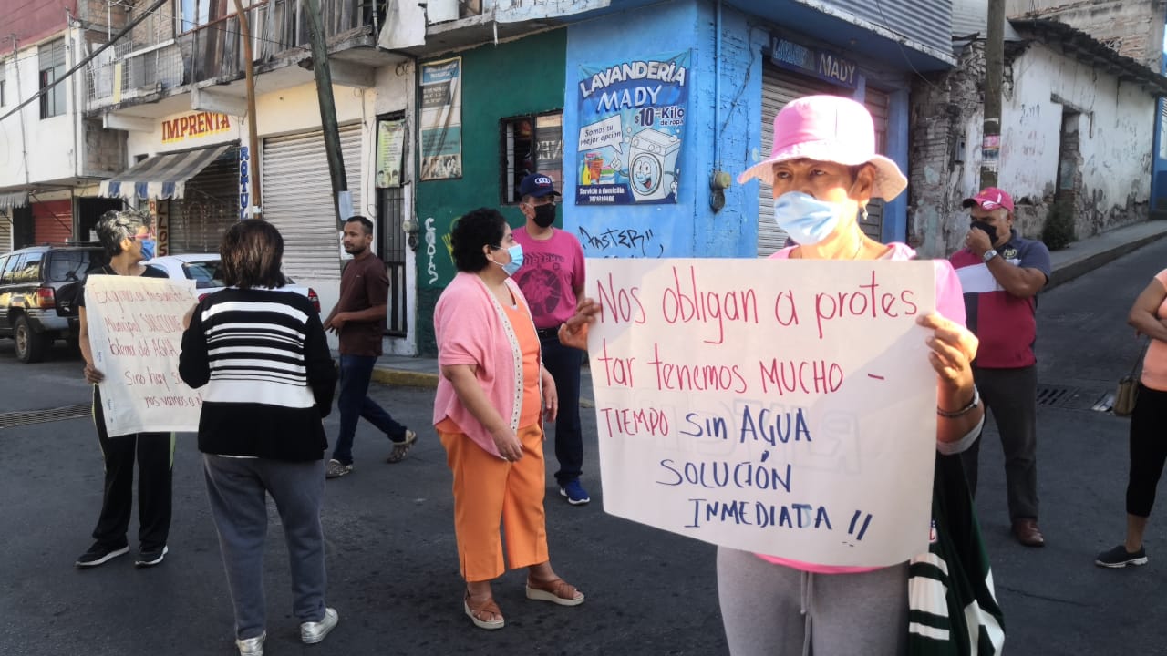 Bloquean calles de Chilpancingo por falta de agua - Réplica