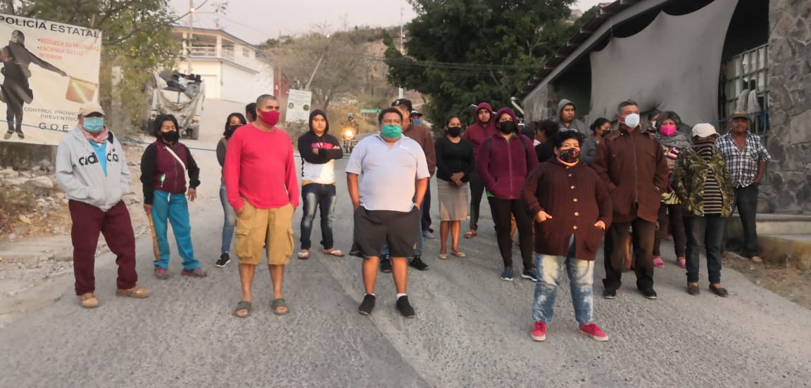 Bloquean vecinos de la colonia el PRD por falta de agua - Réplica