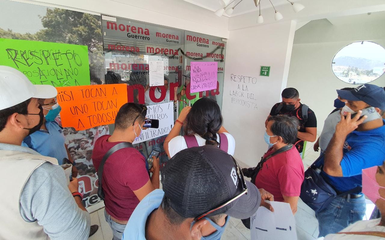 Protestan reporteros en Chilpancingo por agresión de un militante de Morena Réplica Protestan reporteros en Chilpancingo por agresión de un militante de Morena Réplica