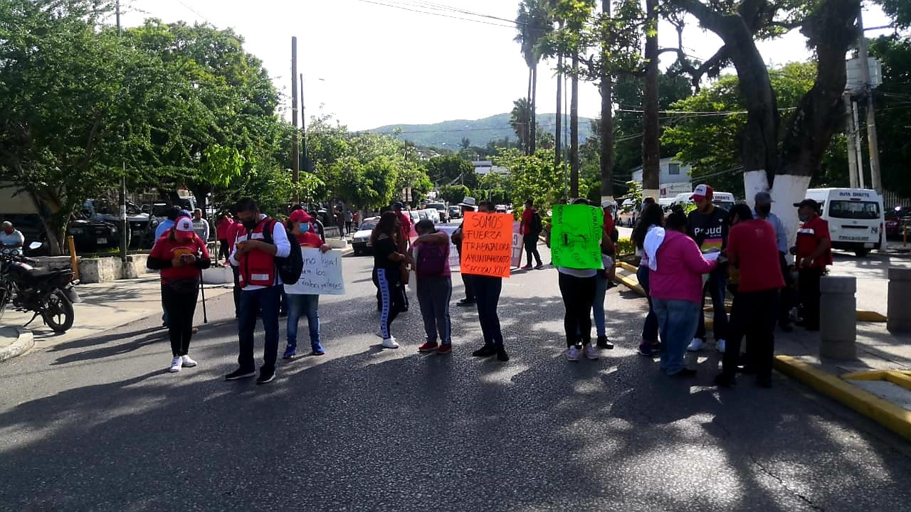 Bloquean por tercer día consecutivo empleados del ...