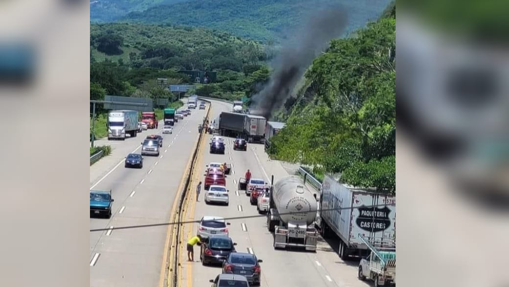 Incendio de un tráiler en la Autopista del Sol provoca cierre parcial ...