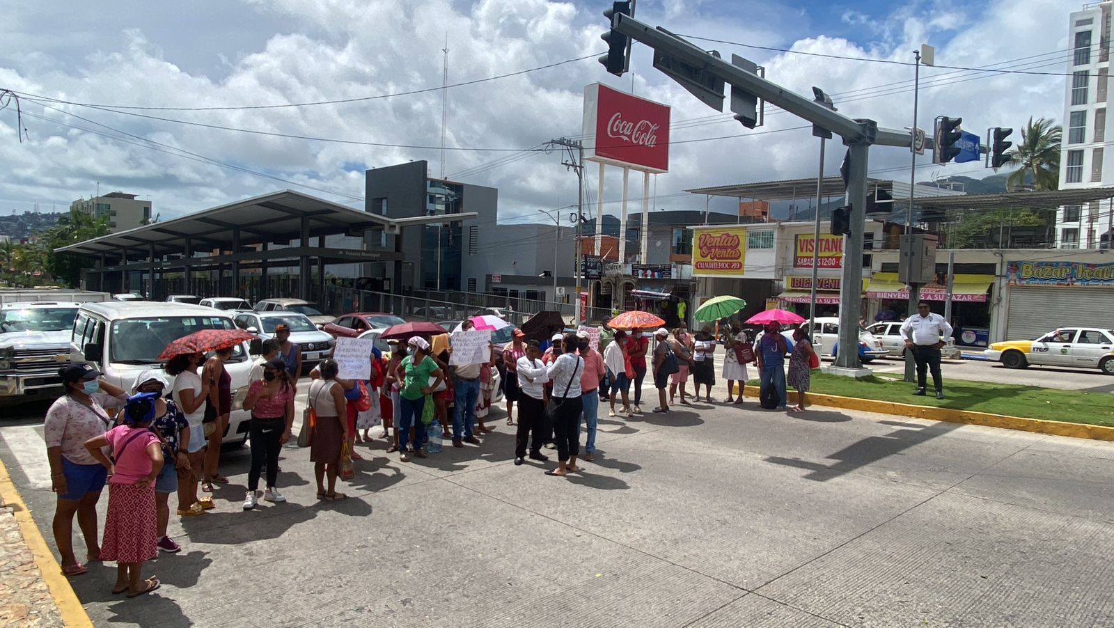 Bloquean avenida Cuauhtémoc en Acapulco para exigir obras - Réplica