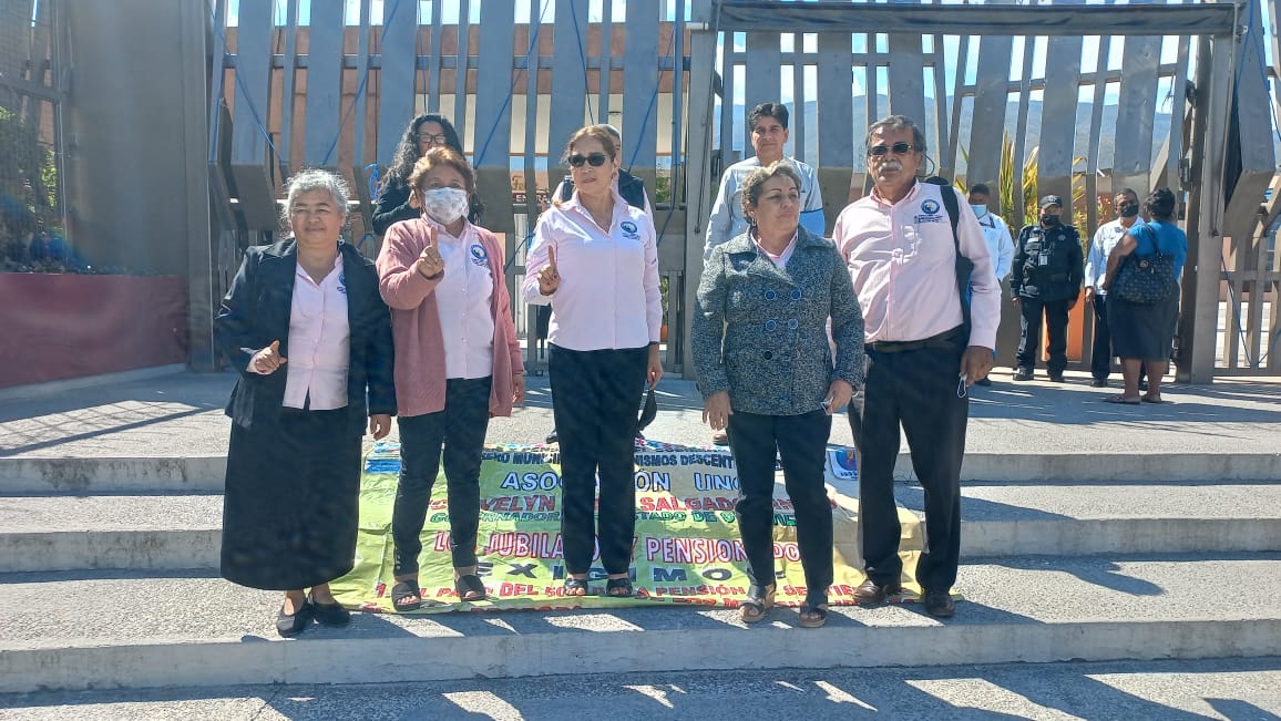 Protestan jubilados y pensionados en palacio de Gobierno, exigen ...