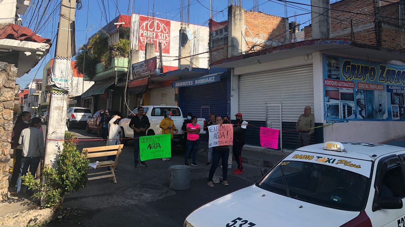 Bloquean vecinos 6 calles del Barrio de San Antonio; exigen agua - Réplica