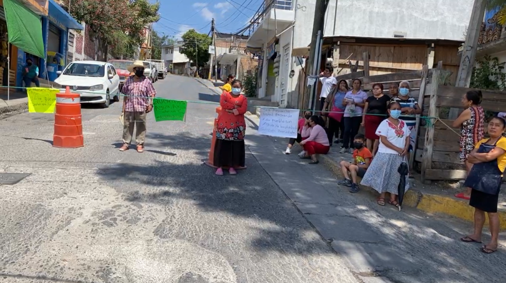Bloquean calles vecinos de la colonia Zapata; exigen agua - Réplica