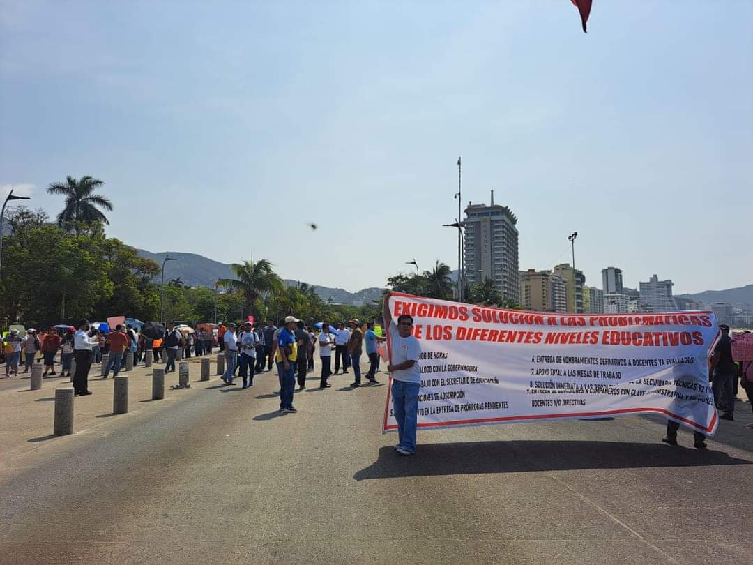 Bloquean maestros la Costera de Acapulco para exigir la remoción de ...
