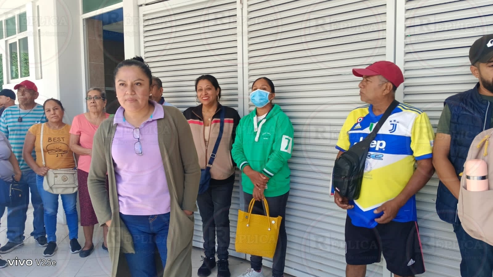Cierran trabajadores de la UAGro el área de cajas en rectoría; exigen ...