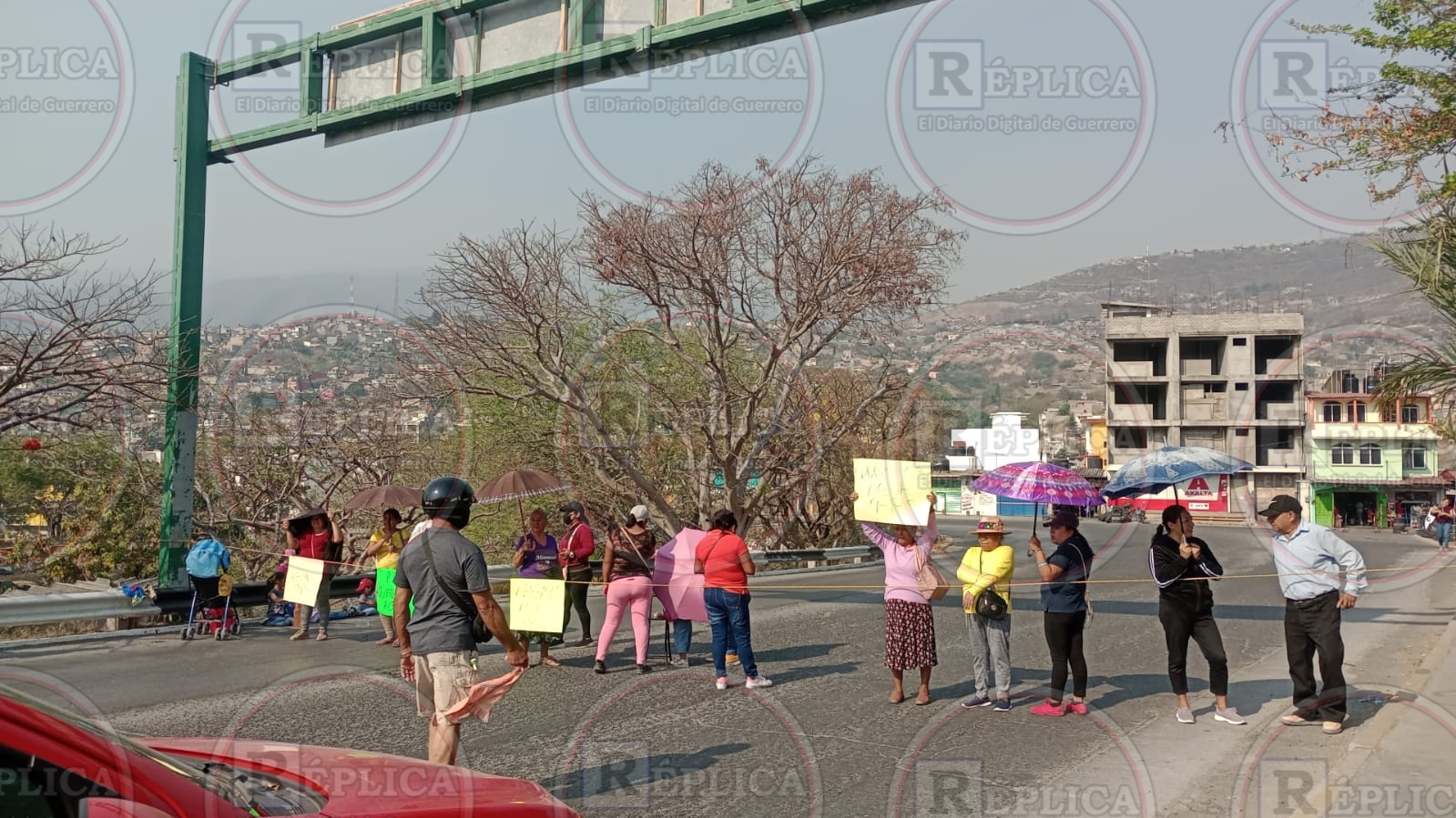 Bloquean avenida y protestan en la Capach por falta de agua - Réplica