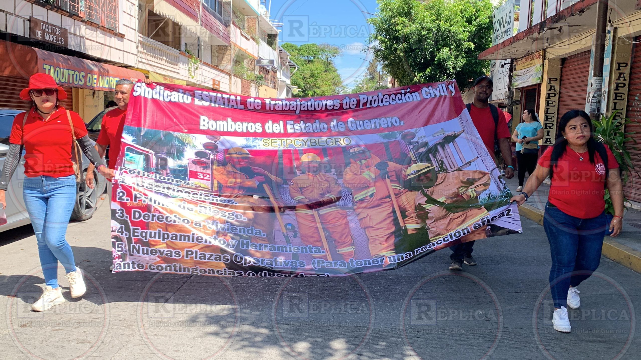 Marchan Bomberos del estado para exigir mejoras laborales - Réplica