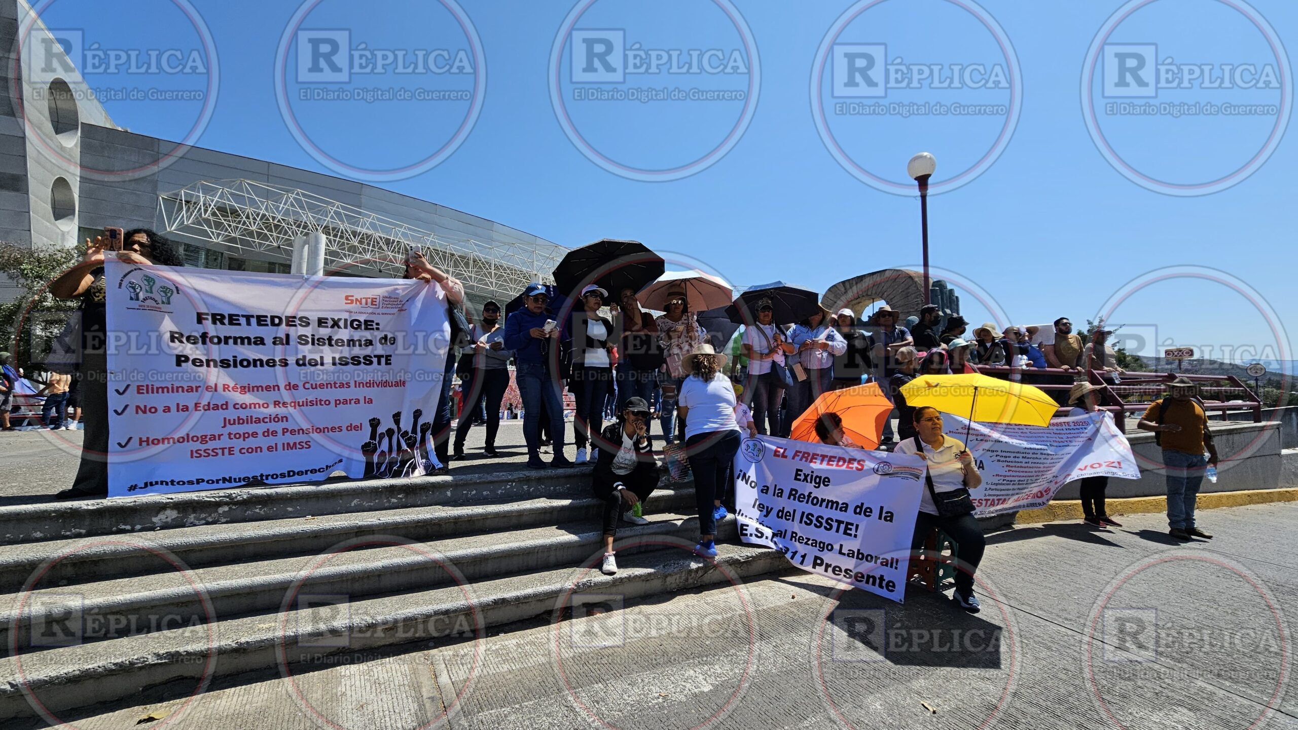 Protestan maestros en Palacio de Gobierno contra reforma a la Ley del ...