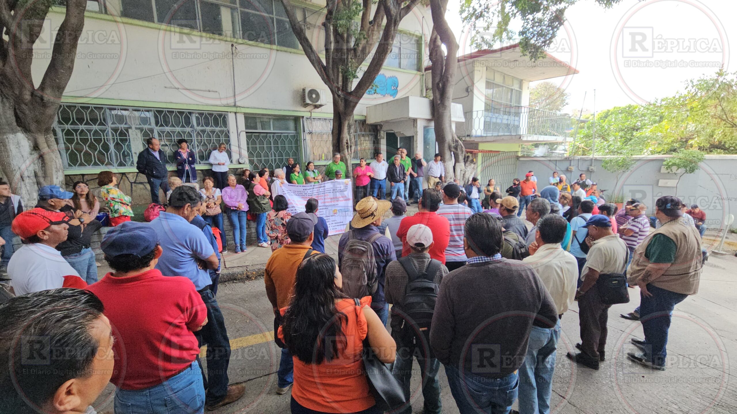 Trabajadores de Capach paran labores y cierran oficinas en exigencia ...