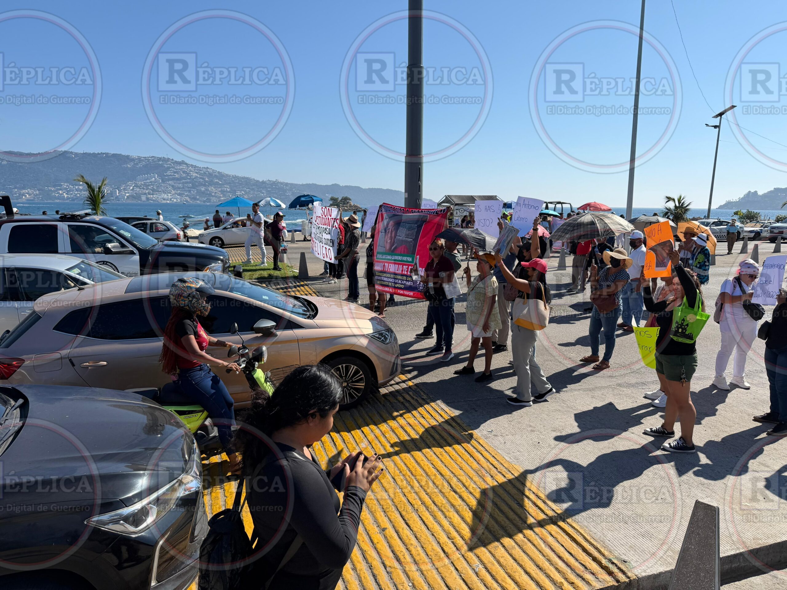 Bloquean la Costera de Acapulco en la víspera de la Navidad para exigir ...