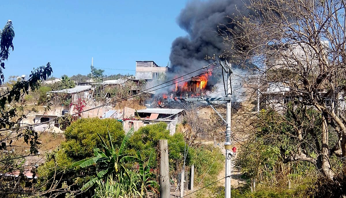 Incendio reduce a cenizas una vivienda en Chilpancingo - Réplica