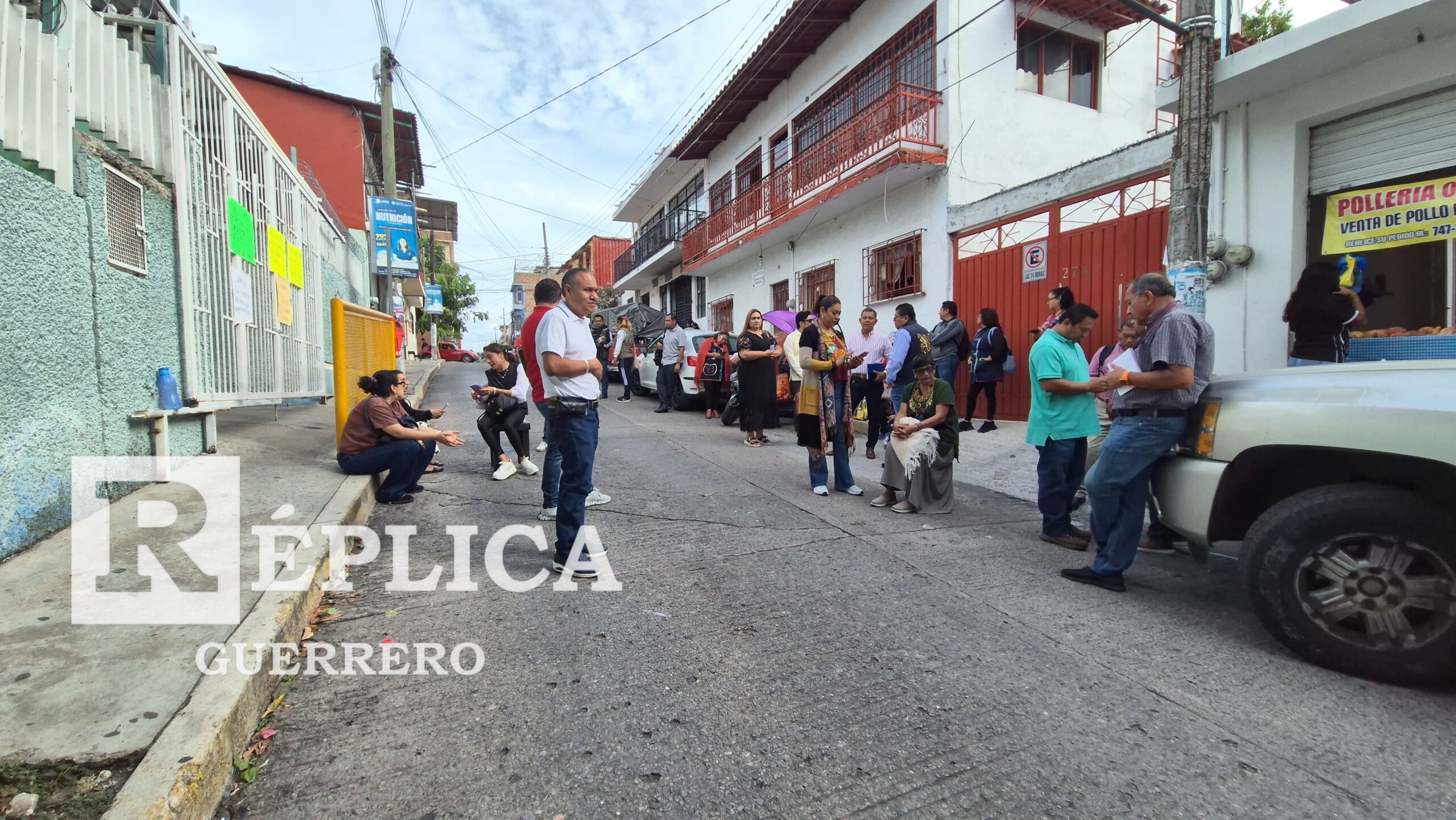 Toman primaria Himno Nacional en Chilpancingo y suspenden clases por conflicto laboral